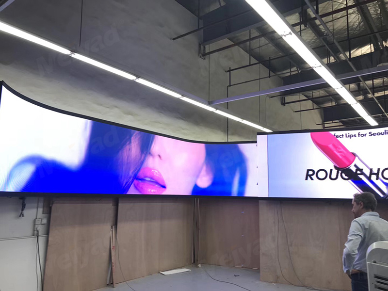 P2.5 Curved LED Display in Hera store