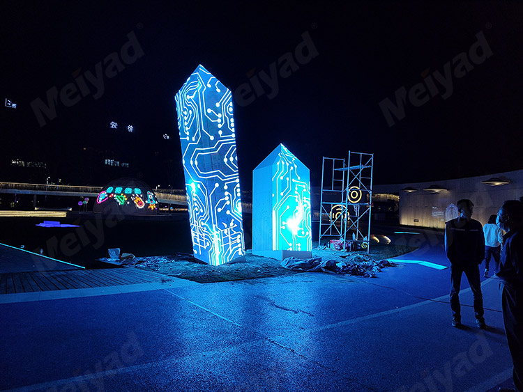Outdoor P4 Front Service Pillar Creative LED Display in Jiangsu